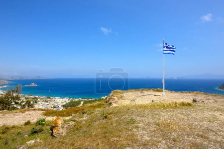 Drapeau grec au château de Kefalos sur l'île de Kos. Grèce, Europe