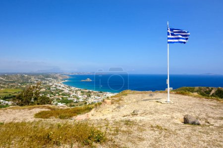 Téléchargez les photos : Drapeau grec au château de Kefalos sur l'île de Kos. Grèce, Europe - en image libre de droit