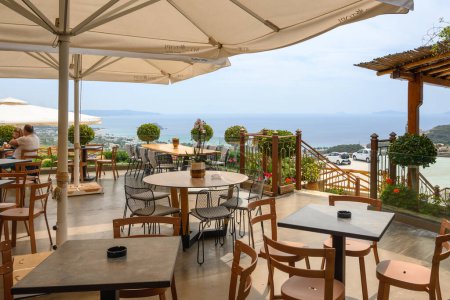 Téléchargez les photos : Kos, Grèce - 11 mai 2023 - Restaurant grec avec cuisine méditerranéenne à Kefalos. Kos, Grèce - en image libre de droit