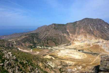 El cráter Stefanos, el cráter más grande e impresionante de la isla de Nisyros en Grecia.