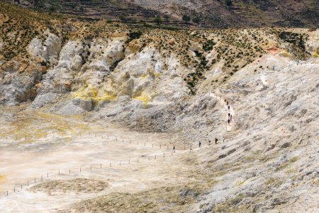 Los turistas descienden al cráter Stefanos en la isla de Nisyros. Países Bajos