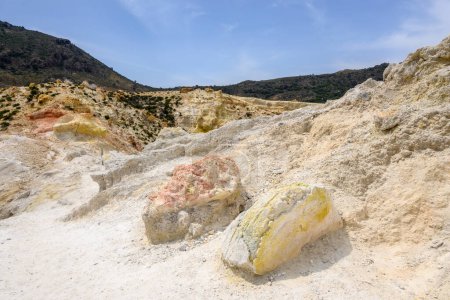 Rochers volcaniques du cratère Stefanos sur l'île Nisyros. Grèce