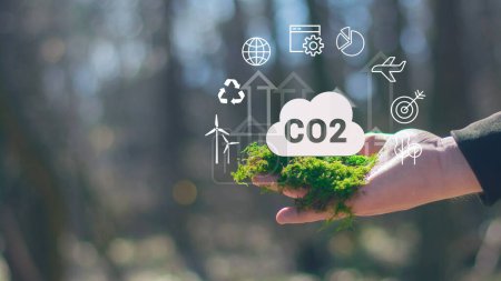 Téléchargez les photos : Réduire le concept d'émissions de CO2 dans la main pour l'environnement, le réchauffement climatique, le développement durable et les entreprises vertes basées sur les énergies renouvelables. Gros plan - en image libre de droit