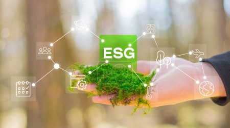 Téléchargez les photos : Concept d'icône ESG dans la main pour l'environnement, social, et la gouvernance dans les entreprises durables et éthiques sur la connexion du réseau sur un fond de nature - en image libre de droit