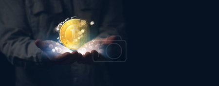 Foto de Cryptocurrency oro bitcoin realidad virtual. Hombre sosteniendo en la mano símbolo de criptomoneda - dinero virtual electrónico para la banca web y el pago de la red internacional.Banner - Imagen libre de derechos