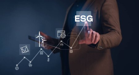 Téléchargez les photos : Homme touchant bouton hologramme ESG. ESG environnement gouvernance sociale investissement concept d'entreprise. icônes ESG pop up sur l'écran de l'ordinateur dans le concept de stratégie d'investissement des entreprises - en image libre de droit