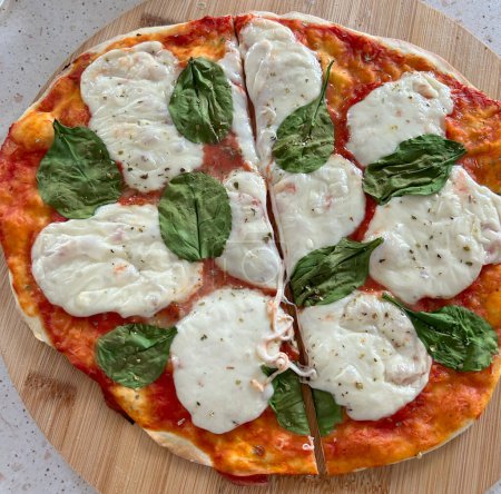 Foto de Pizza de margherita fresca en el horno - Imagen libre de derechos