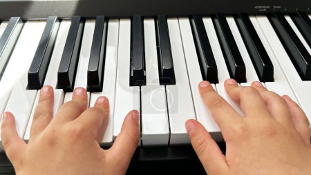 Foto de Manos de niños en un piano electrónico - Imagen libre de derechos