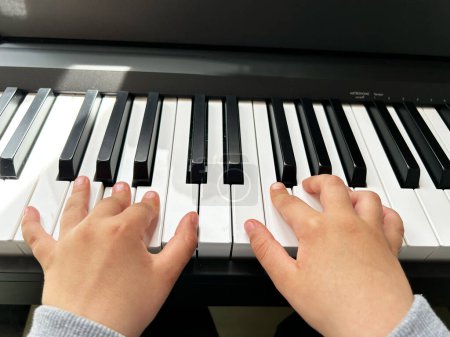 Foto de Manos de niños en un piano electrónico - Imagen libre de derechos