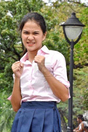 Foto de Joven filipina hembra y rabia usando camisa rosa en el parque - Imagen libre de derechos