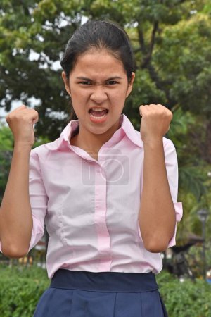 Téléchargez les photos : Asiatique femelle et colère portant chemise rose dans le parc - en image libre de droit