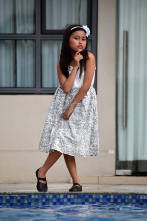 Foto de Hermosa mujer filipina toma una decisión usando vestido de verano - Imagen libre de derechos