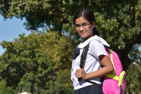 Téléchargez les photos : A Teen Girl With Pink Backpack - en image libre de droit