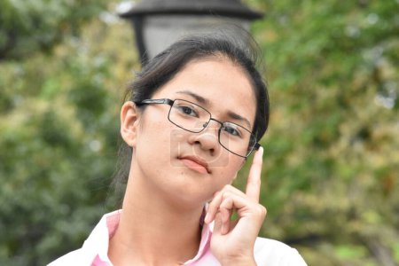 Foto de Una estudiante asiática toma de decisiones - Imagen libre de derechos