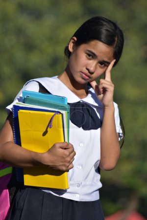 Foto de Chica estudiante toma de decisiones usando uniforme escolar - Imagen libre de derechos