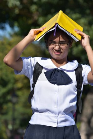 Foto de Estudiante divertido o estúpido sosteniendo libros - Imagen libre de derechos