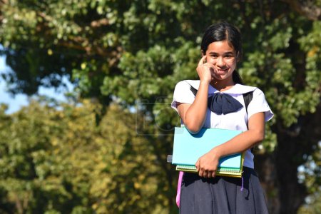 Foto de Pretty estudiante adolescente escuela chica tomando una decisión vistiendo uniforme - Imagen libre de derechos