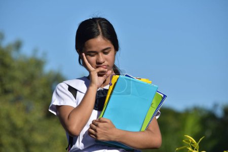 Foto de Estudiante adolescente escuela chica decisión toma de usar uniforme escolar - Imagen libre de derechos