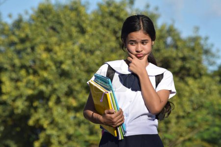 Foto de Asiática estudiante femenina toma una decisión usando uniforme escolar - Imagen libre de derechos