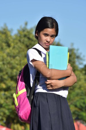 Téléchargez les photos : Malheureux jeune fille diversifiée étudiant portant un sac à dos - en image libre de droit