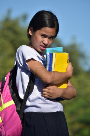 Foto de Joven diversa chica estudiante y enojo usando Bookbag - Imagen libre de derechos