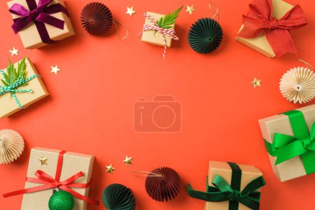 Foto de Feliz Navidad marco borde fondo con cajas de regalo y decoraciones. Envoltura de vacaciones y concepto de embalaje. Arriba. Puesta plana - Imagen libre de derechos