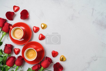 Foto de Concepto de San Valentín con tazas de café, chocolate en forma de corazón y flores de rosas sobre fondo brillante. Vista superior. Puesta plana - Imagen libre de derechos