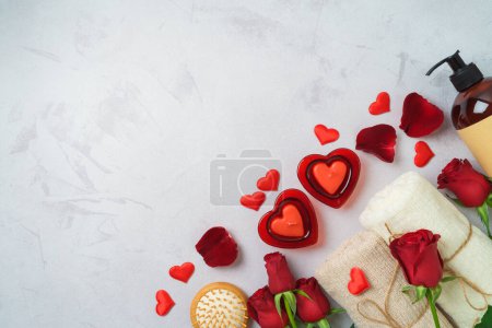 Foto de Día de San Valentín y romántico concepto de tratamiento de spa. Toallas, flores de rosas y velas sobre fondo brillante. Vista superior, plano - Imagen libre de derechos
