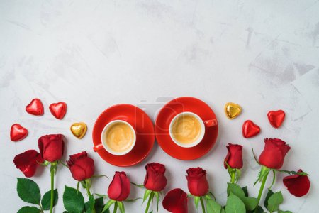Foto de Concepto de San Valentín con tazas de café, chocolate en forma de corazón y flores de rosas sobre fondo brillante. Vista superior. Puesta plana - Imagen libre de derechos