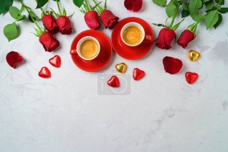 Téléchargez les photos : Concept Saint-Valentin avec tasses à café, chocolat en forme de coeur et fleurs roses sur fond lumineux. Vue de dessus. Pose plate - en image libre de droit