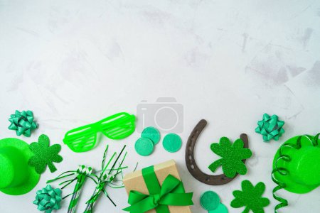 Foto de St Patricks day holiday background with lucky charms, shamrock and party decorations. Top view, flat lay - Imagen libre de derechos
