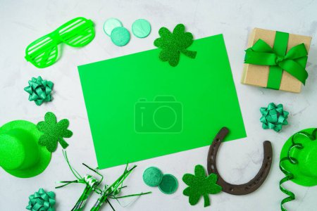 Foto de St Patricks day holiday frame border background with lucky charms, shamrock and party decorations. Top view, flat lay - Imagen libre de derechos
