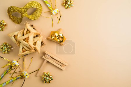 Téléchargez les photos : Jewish holiday Purim background with golden carnival mask and hamantaschen cookies. Top view, flat lay - en image libre de droit