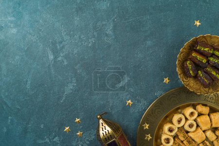 Téléchargez les photos : Ramadan kareem concept de vacances avec des dates séchées, des bonbons Ramadan et des décorations sur fond sombre. Vue de dessus, plan plat - en image libre de droit