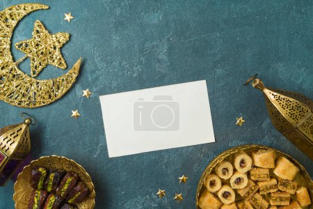 Téléchargez les photos : Carte de vœux de vacances Ramadan kareem maquette avec des dates séchées, des bonbons Ramadan et des décorations sur fond sombre. Vue de dessus, plan plat - en image libre de droit
