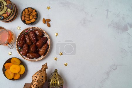 Téléchargez les photos : Ramadan kareem fond de vacances avec des dates séchées, des fruits et des décorations. Vue de dessus, plan plat - en image libre de droit