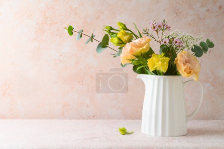 Foto de Hermoso ramo de flores de primavera en jarrón blanco en la mesa. Decoración de primavera - Imagen libre de derechos