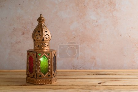 Foto de Linterna iluminada sobre mesa de madera sobre fondo de pared de piedra. Ramadán kareem concepto de celebración de vacaciones - Imagen libre de derechos