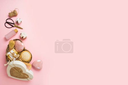 Foto de Día de las madres caja de regalo en forma de corazón con productos de spa caseros ecológicos naturales sobre fondo rosa. Vista superior, plano - Imagen libre de derechos
