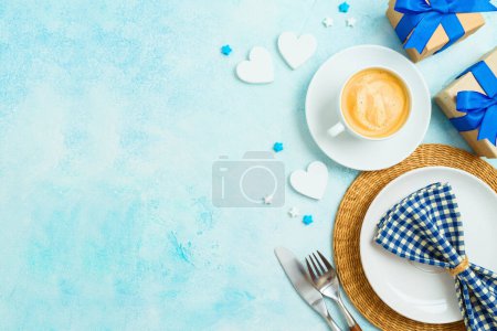 Téléchargez les photos : Concept de petit déjeuner de la fête des pères avec tasse à café, assiette et boîte cadeau sur fond de table. Vue de dessus - en image libre de droit