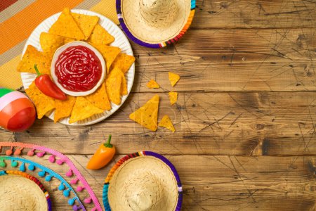 Foto de Cinco de Mayo arreglo de mesa de fiesta mexicana para la fiesta. Nacho chips y sombrero sombrero sobre fondo de madera. Vista superior, plano - Imagen libre de derechos