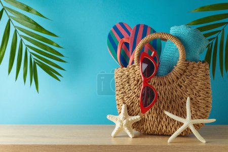 Foto de Fondo de vacaciones de verano con bolsa de moda, accesorios de playa y hojas de palmera en mesa de madera - Imagen libre de derechos
