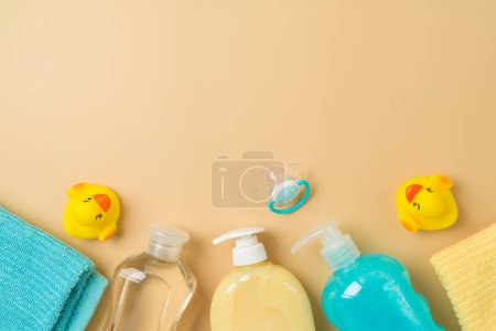 Téléchargez les photos : Produits de soins de santé pour enfants sur fond moderne. Shampooing pour bébé, huile, savon, jouets de canard et serviette. Vue de dessus, plan plat - en image libre de droit