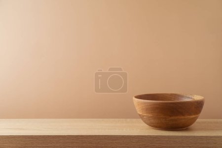 Foto de Cuenco de madera vacío sobre la mesa sobre fondo moderno. KItchen maqueta para el diseño y la exhibición del producto - Imagen libre de derechos