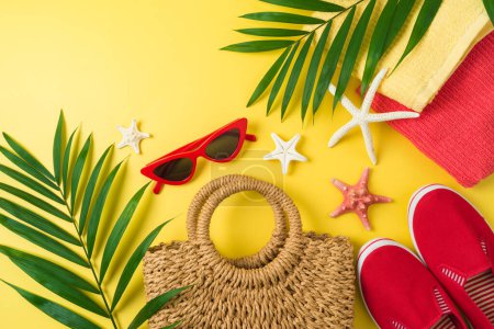 Téléchargez les photos : Vacances d'été fond de vacances avec chapeau de paille, sac et accessoires de plage. Vue de dessus - en image libre de droit