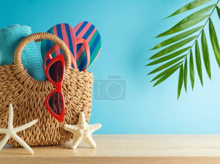 Téléchargez les photos : Vacances d'été fond de vacances avec sac de paille, accessoires de plage et feuilles de palmier sur table en bois - en image libre de droit