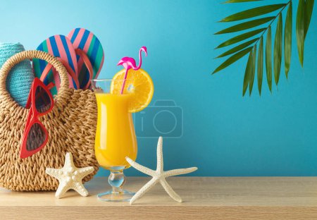 Foto de Fondo de vacaciones de verano con bolsa de paja, accesorios de playa, jugo de naranja y hojas de palmera en mesa de madera - Imagen libre de derechos