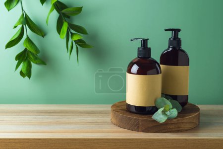 Téléchargez les photos : Flacons de cosmétiques naturels avec étiquettes sur podium en bois pour maquiller le design d'emballage sur fond de mur vert - en image libre de droit
