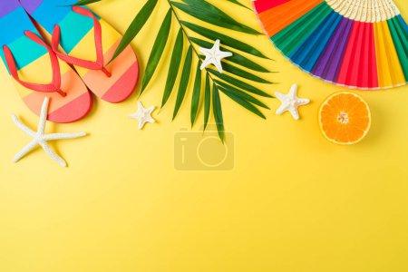 Téléchargez les photos : LGBTQ pride month beach party background with rainbow flip flops and paper fan. Vue de dessus, plan plat - en image libre de droit