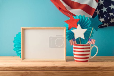 Foto de Feliz Día de la Independencia, concepto de celebración del 4 de julio con marco simulado y decoraciones en mesa de madera sobre fondo de bandera de EE. UU. - Imagen libre de derechos
